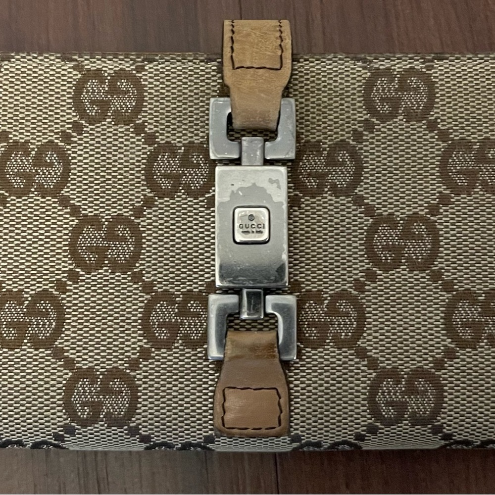 Gucci signature wallet.